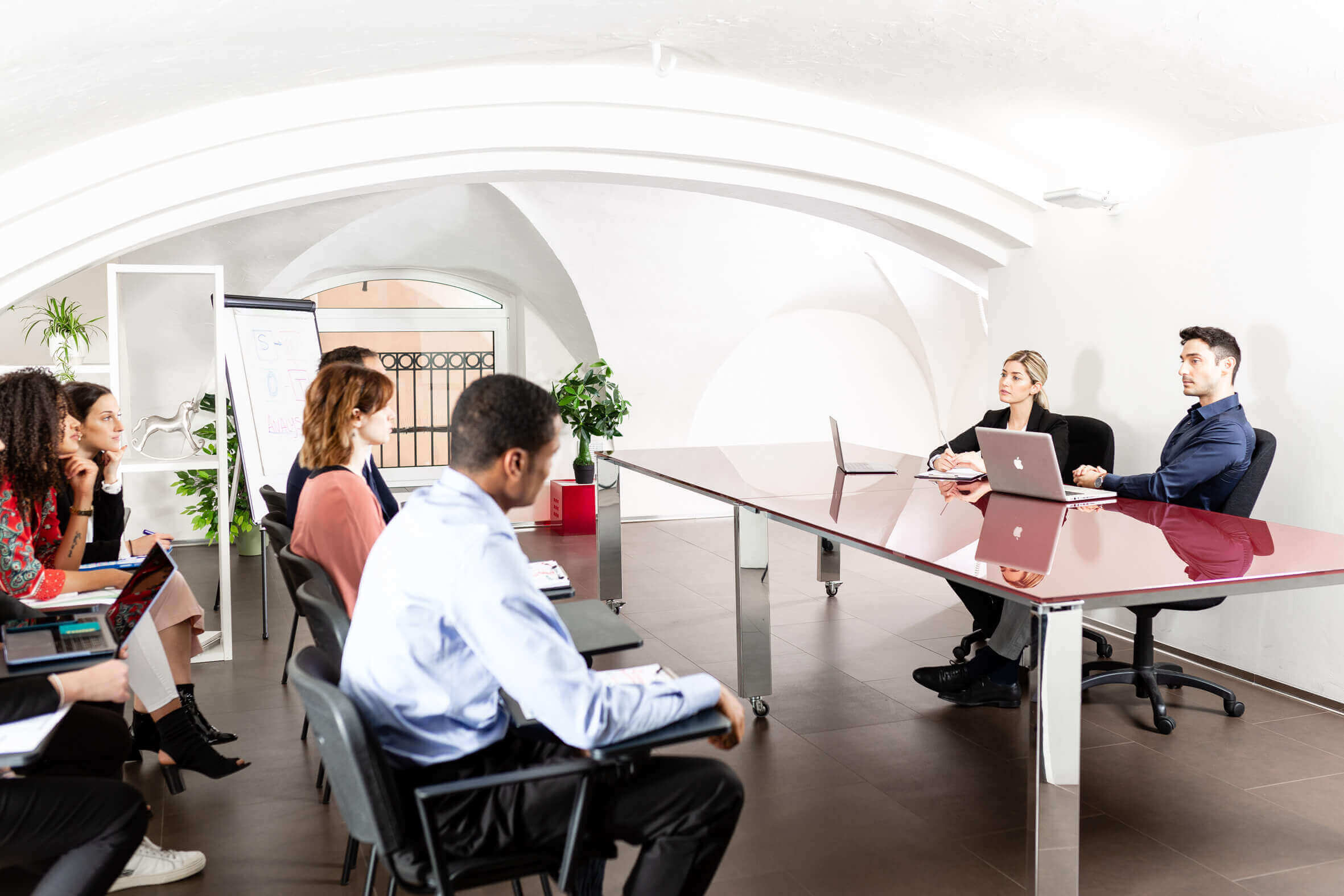 Foto di una sala riunioni Crea System nel centro di Bologna