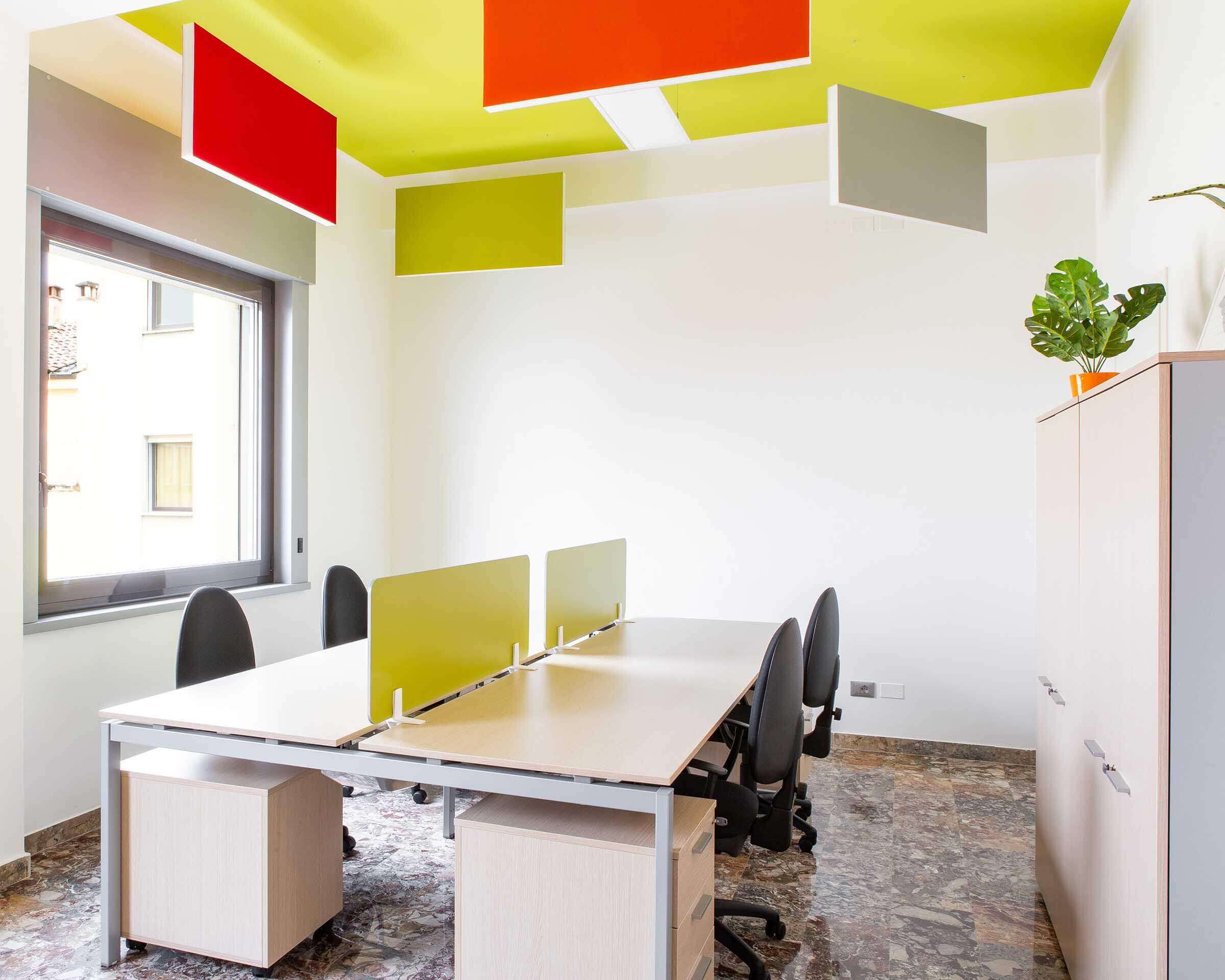 foto postazione coworking con sedia sede bassi di creasystem