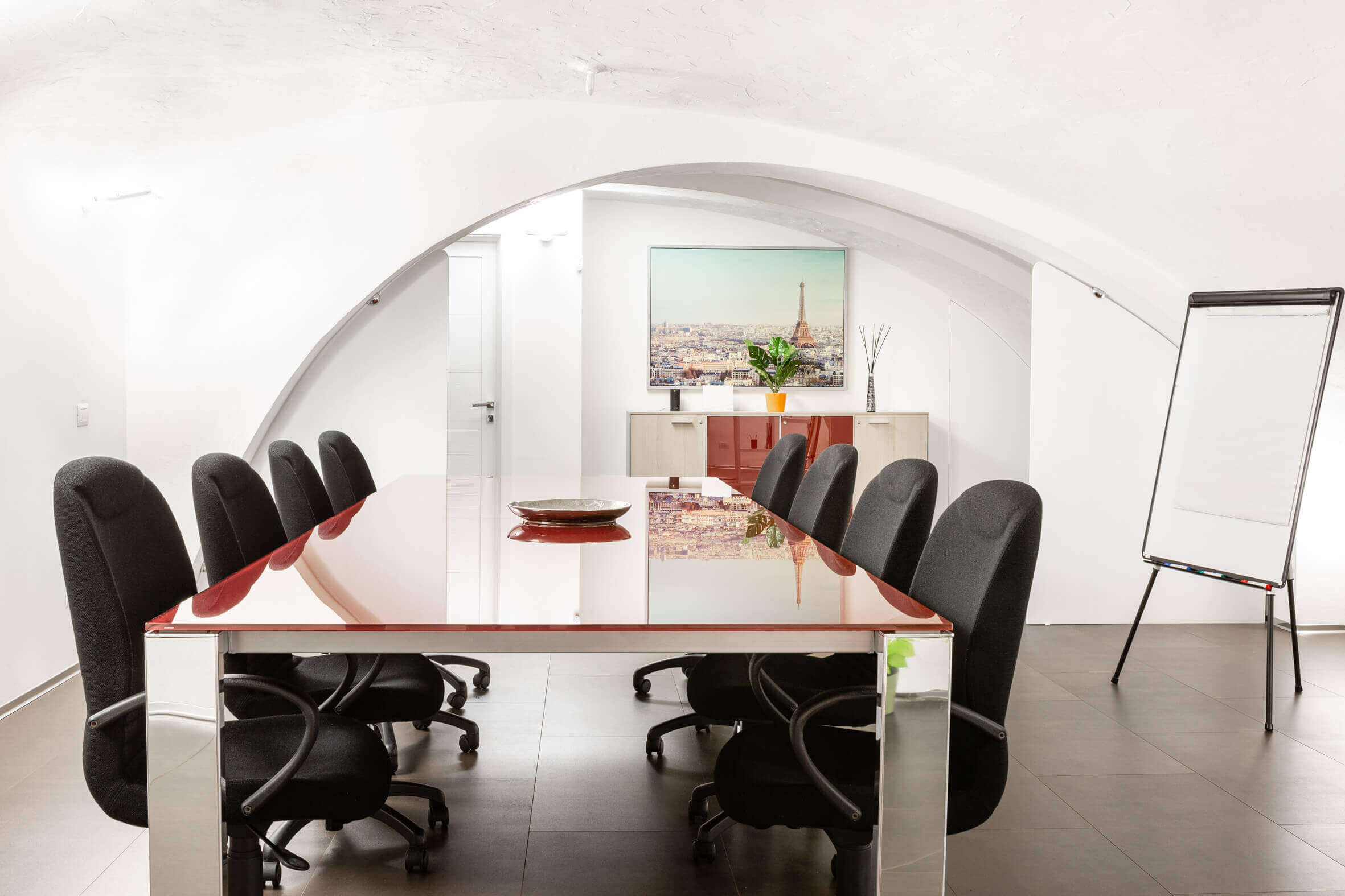 Foto di una sala riunioni arredata di Crea System nel centro di Bologna
